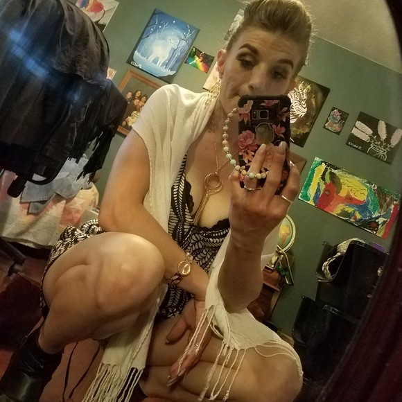 Meet your Posher, Danielle - Picture 1 of 1